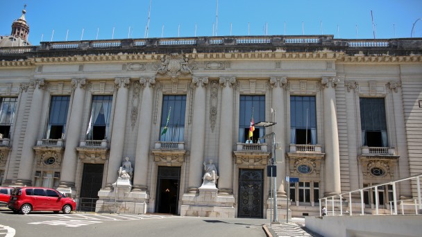 Imagem da fachada do Palácio Piratini, Porto Alegre, RS, Brasil.
