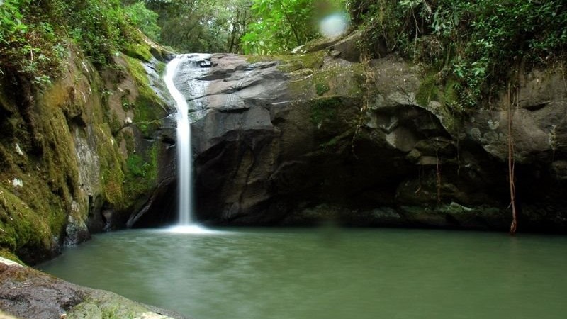 Imagem mostra queda d'água em cascata no Geoparque Quarta Colônia Aspirante Unesco