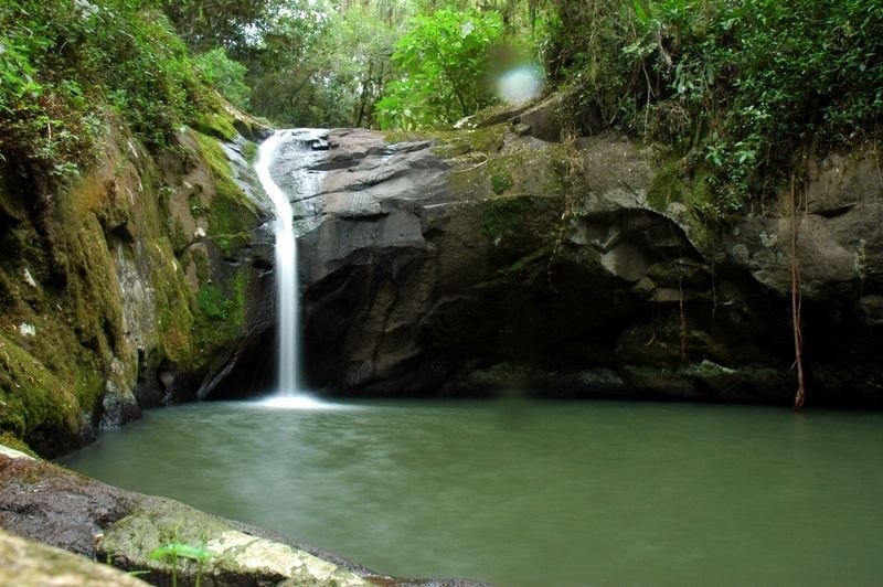 Imagem mostra queda d'água em cascata no Geoparque Quarta Colônia Aspirante Unesco