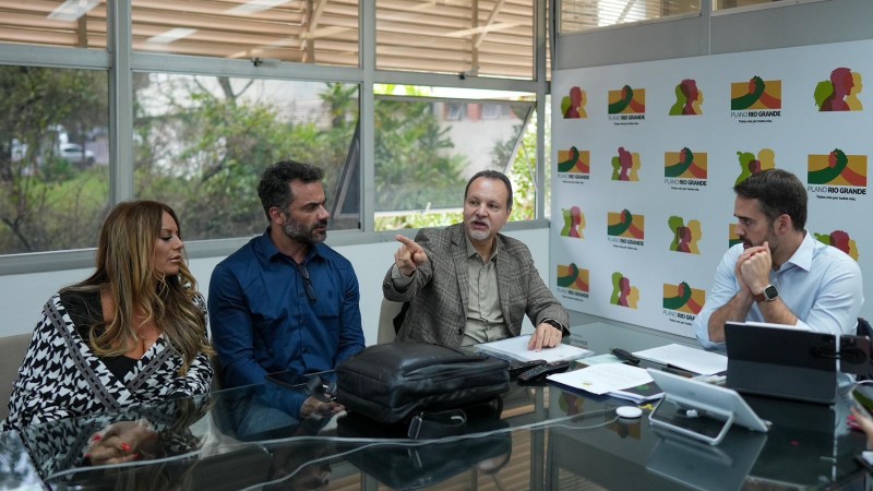 Governador Eduardo Leite, Secretário de Turismo em exercício Luiz Fernando Rodriguez Júnior, e equipe de gestão da Setur-RS.