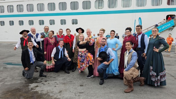 Turistas de cruzeiro se misturam durante apresentação de grupo tradicionalista