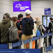 Aeroporto de Porto Alegre retoma de forma acelerada fluxo de passageiros e voos