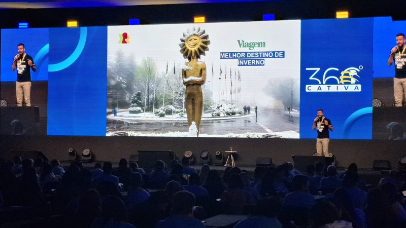 Diretor Rodrigo Santos oferece capacitação durante evento de operadora de viagens
