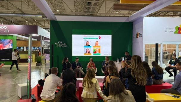 Painel contou com representantes das &aacute;reas de turismo, inova&ccedil;&atilde;o e transi&ccedil;&atilde;o energ&eacute;tica